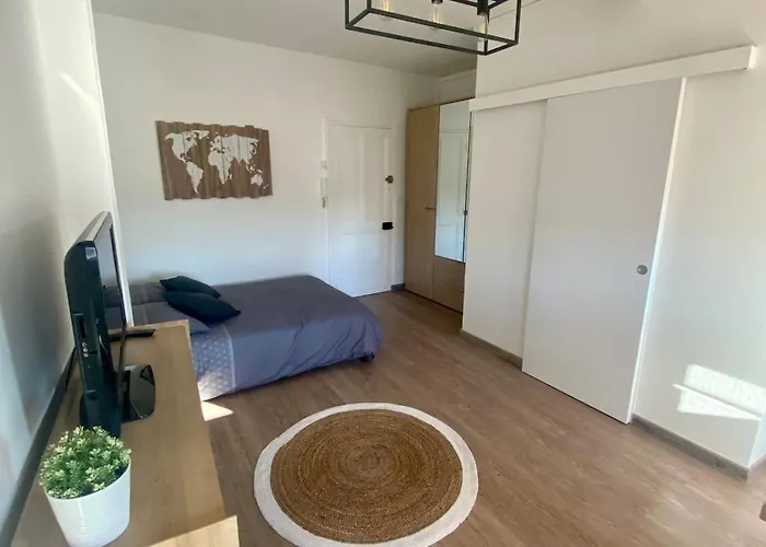 Moderne Au Carre D'or *